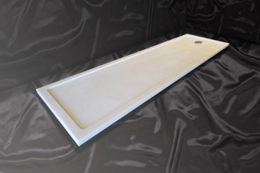 Long narrow shower tray in white high gloss